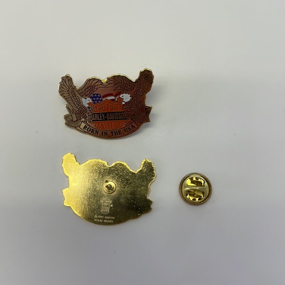 TWO HARLEY DAVIDSON GOLD PINS - Picture 4 of 5